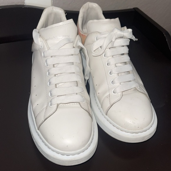 Alexander McQueen oversized sneaker in white/shock pink - Picture 10 of 13